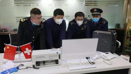 北京东城区市场监管局连夜对曝光修表店展开检查